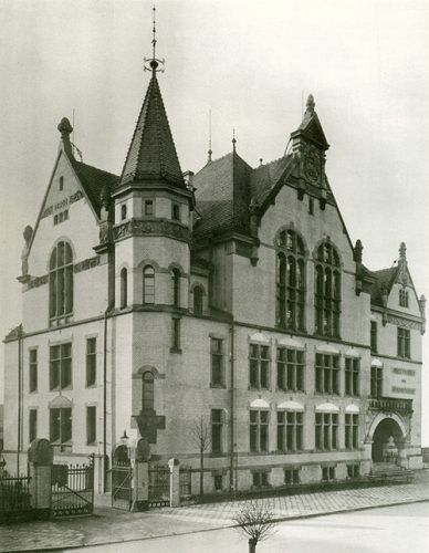 Archiwalne czarno-białe zdjęcie, budynek Gimnazjum św. Elżbiety