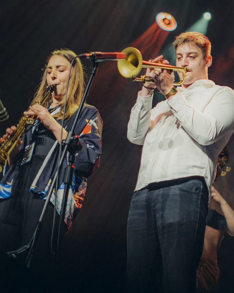 Dziewczyna gra na saksofonie, chłopak gra na trąbce